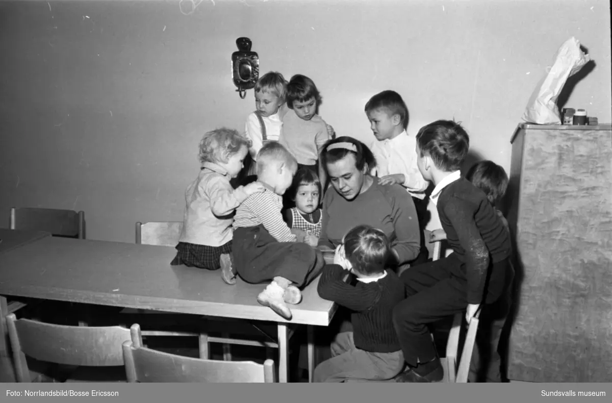 En grupp bilder från verksamheten på lekskolan i Granlo till ett reportage i Dagens Nyheter.