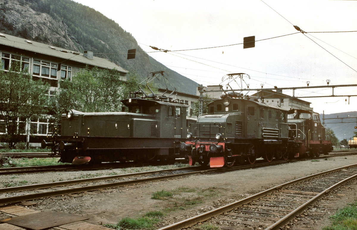 Rjukanbanens lokomotiver nr. RjB 9, 15 og 22 på Rjukan stasjon. Norsk Hydro, Norsk Transportaktieselskap, Norsk Transport.