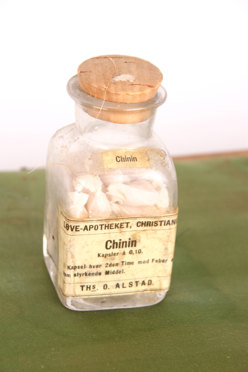 Medisinkisten, som i følge K. W. Amundsen, ble brukt under Gjøa-ekspedisjonens sledeturer. Kisten inneholder fortsatt medikamenter og legemidler.