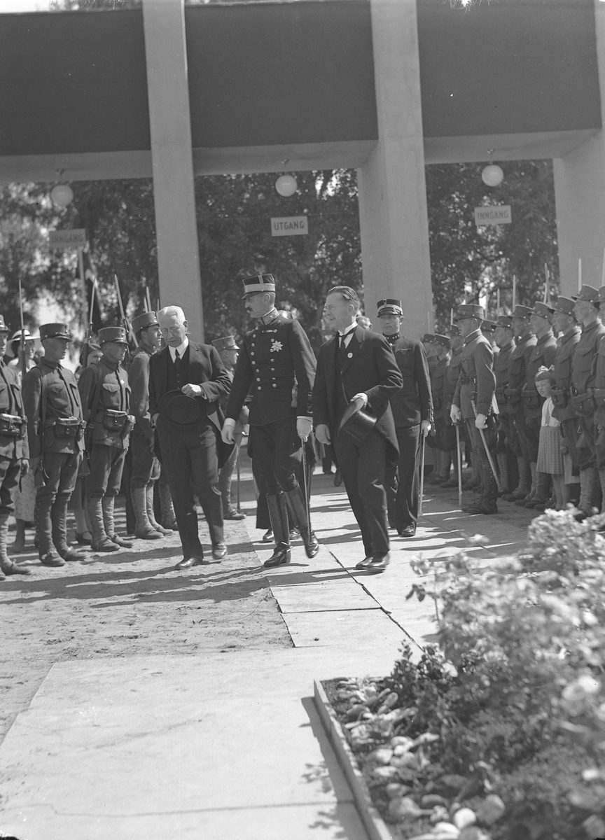 Jubileumsutstillingen i Levanger 1936 - kong Haakon ankommer utstillingen