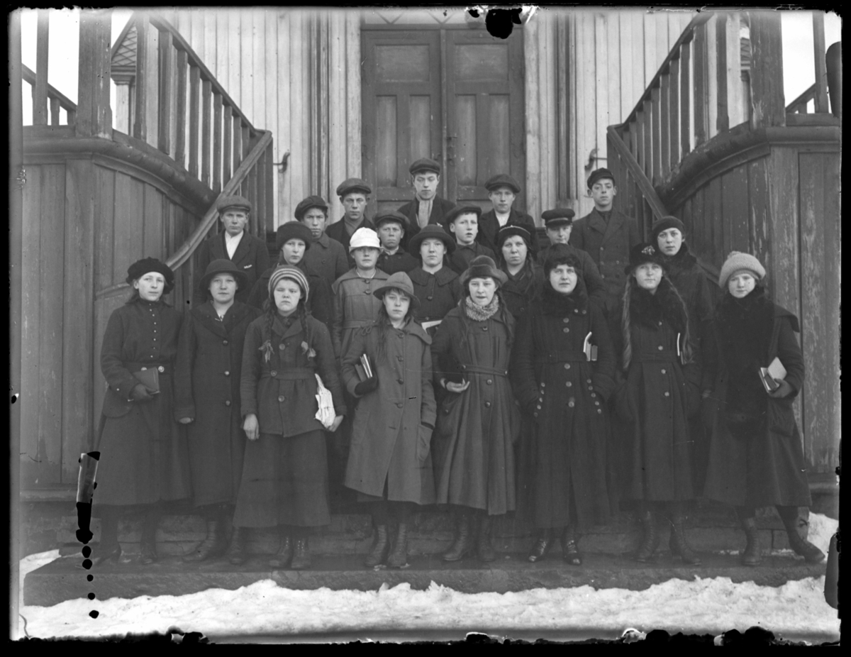 Konfirmanter fotografert på kirketrappa, Vardø 1919