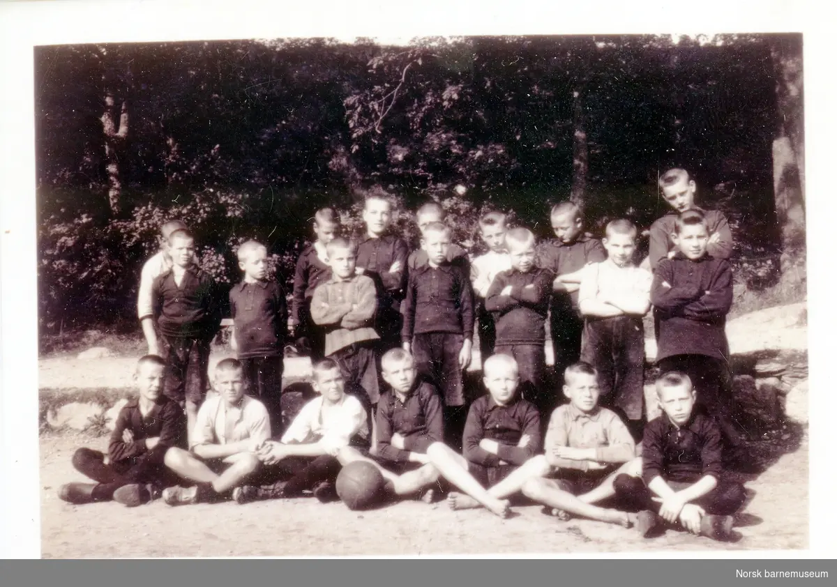 Skoleguttene med fotball, Lindøy, høsten 1930.