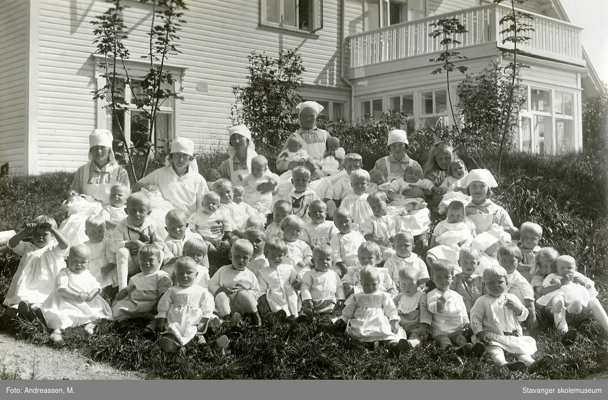 Sommer på Strømvik. Stavanger Kvinde- og spædbarnshjem. 1927.