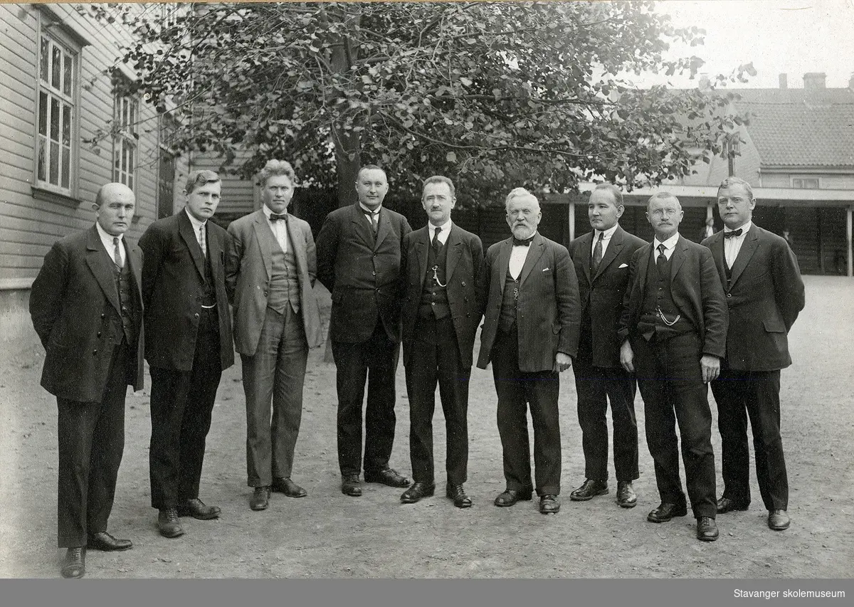 Gruppeportrett av mannlige lærer ved Petri skole. 1926