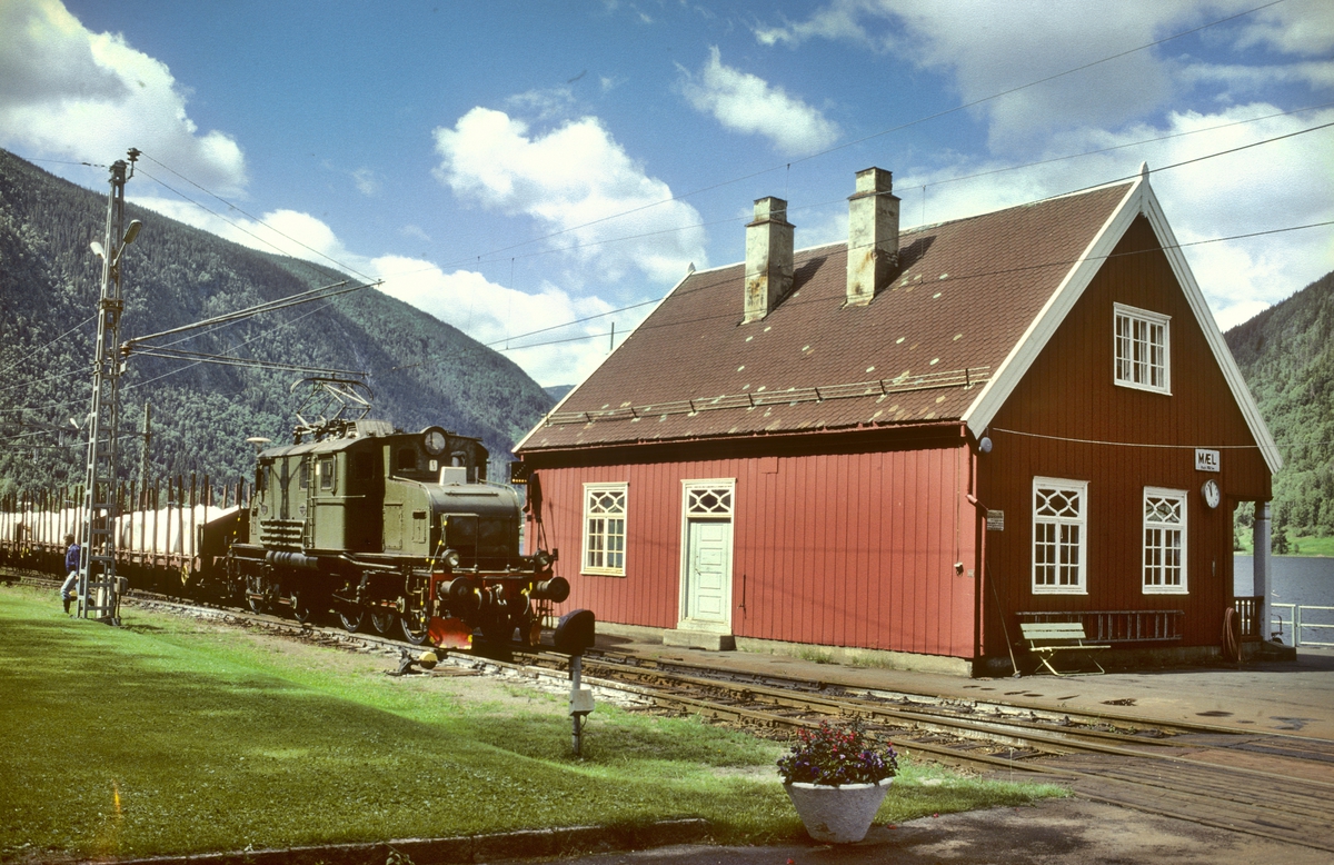 Rjukanbanen, (Norsk Hydro), Mæl stasjon. Godstog fra Rjukan med elektrisk lokomotiv RjB 14 (NSB El 1 2001) har ankommet stasjonen.