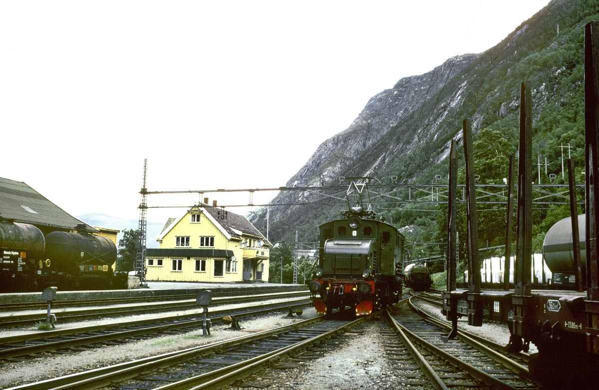 Rjukan stasjon, Rjukanbanen. Elektrisk lokomotiv RjB 14 (NSB El 1 2001). Norsk Hydro, Norsk Transportaktieselskap, Norsk Transport.
