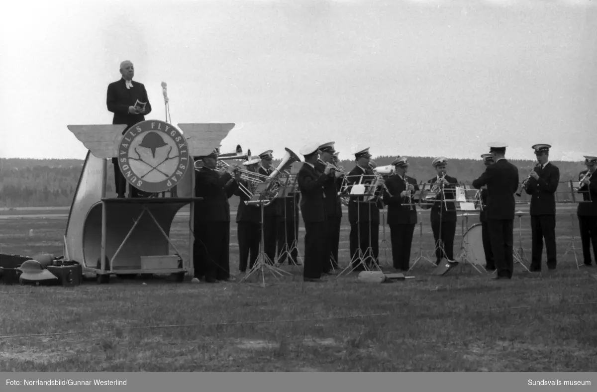 Flygdagen på Midlanda 1960 lockade storpublik då det bjöds på flyguppvisning, orkester, tal och fallskärmshoppning.
