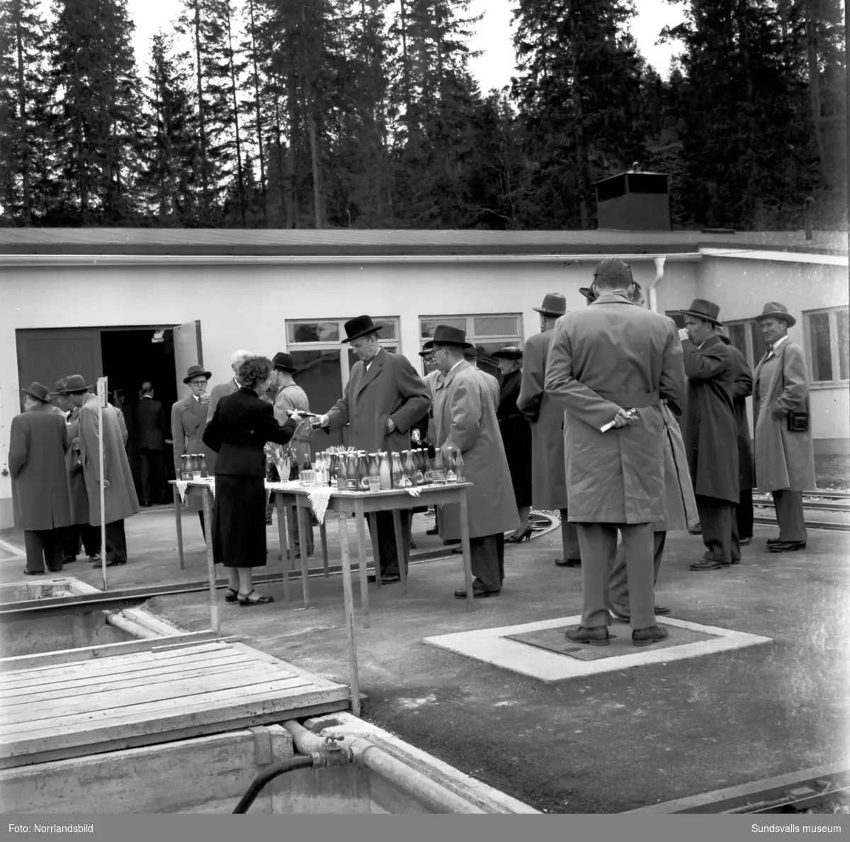 Premiär för Linjeflyg på Midlanda flygplats 1957. Pampig invigning med tal av såväl kommunikationsminister Gösta Skoglund som Linjeflygs direktör Sven Östling inför ett par hundra åskådare. Då var man fortfarande tvungen att åka färja ut till ön, bron kom i slutet av 1959.