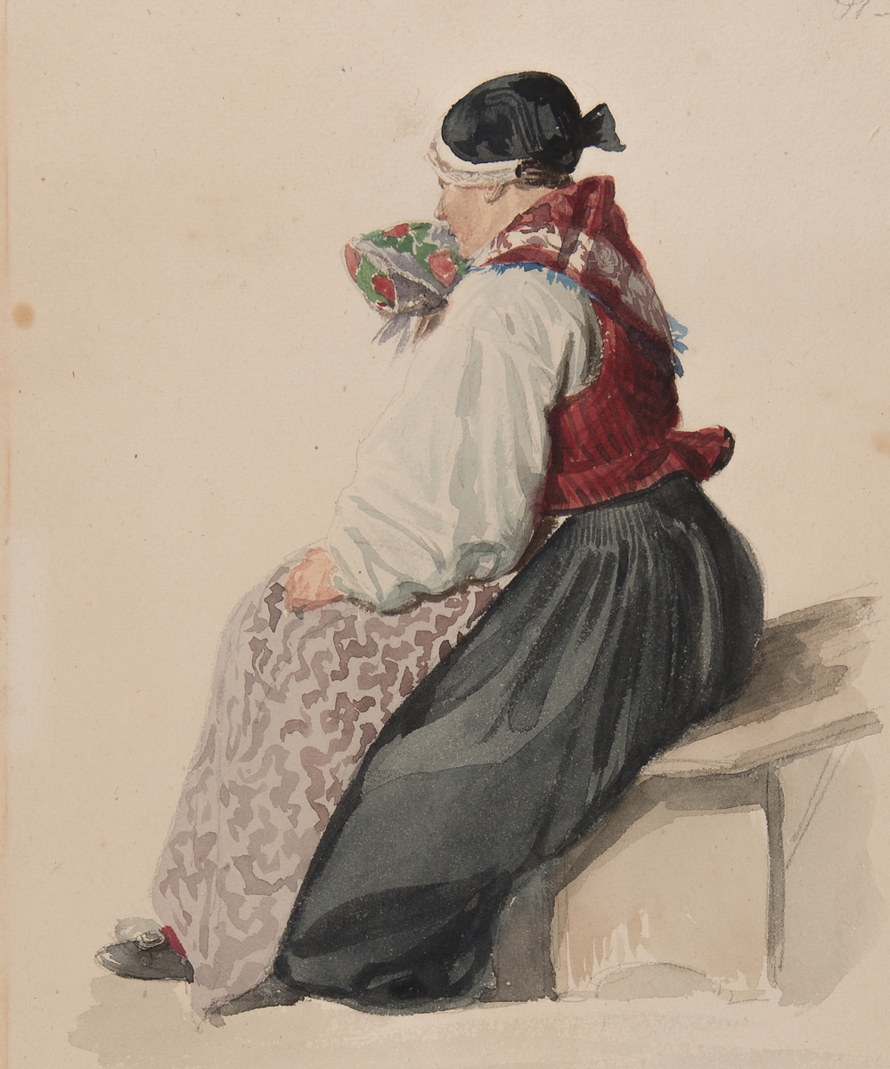 "Kvinna i kyrkodrägt, Ljusdahl 1840". Akvarell av J.W Wallander. Kvinna i helfigur,från sidan, sittande på en bänk.