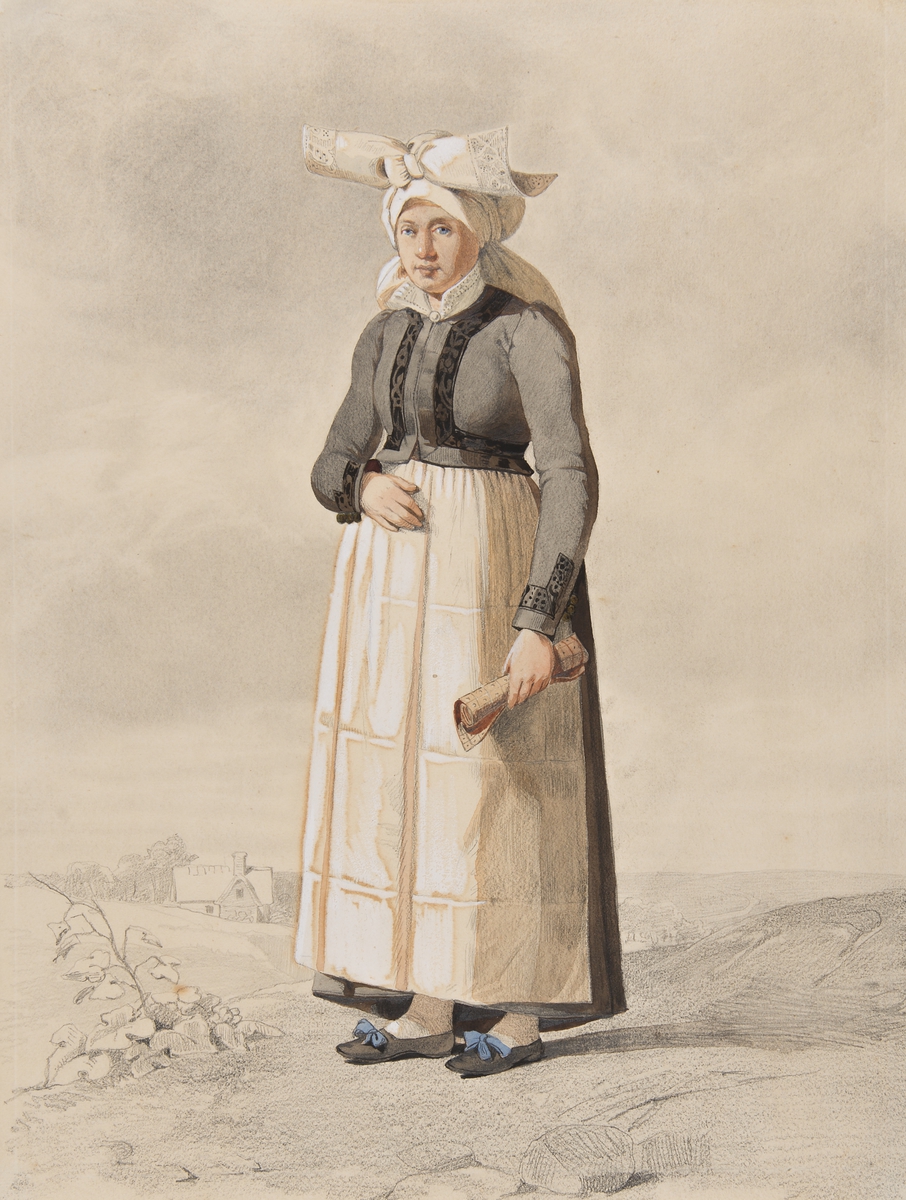 Kvinna i dräkt, stående i helfigur med ett landskap i bakgrunden. Akvarellerad blyertsteckning av O.Wallgren