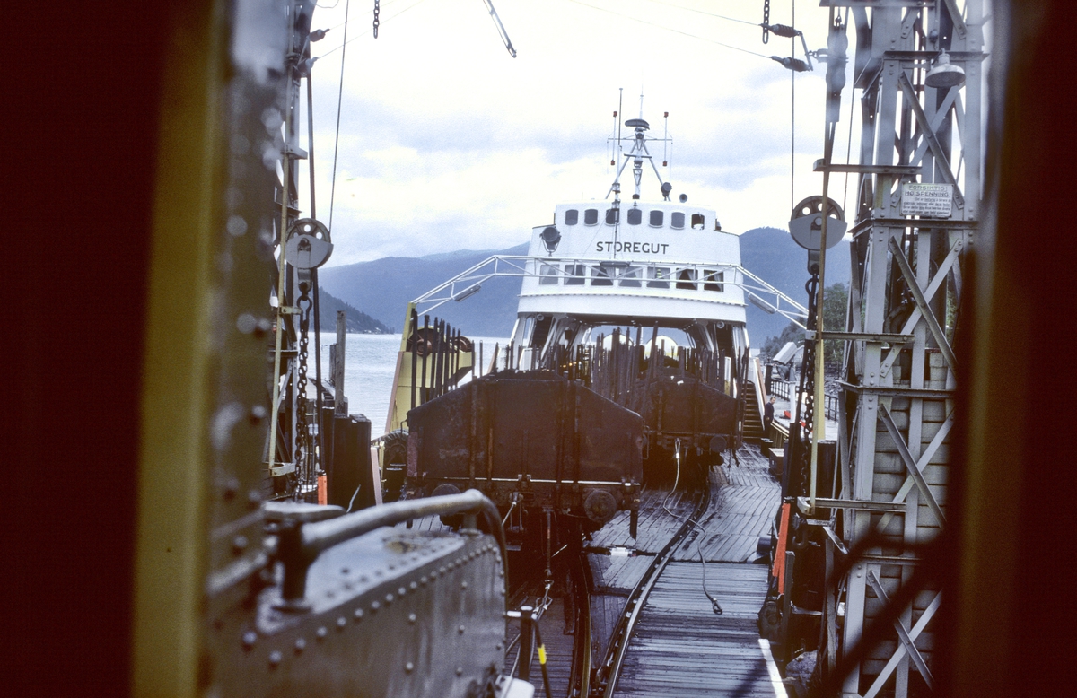Rjukanbanen. Skifting av vogner med skiftetau av jernbanefergen M/F Storegut. Norsk Hydro, Norsk Transportaktieselskap, Norsk Transport.