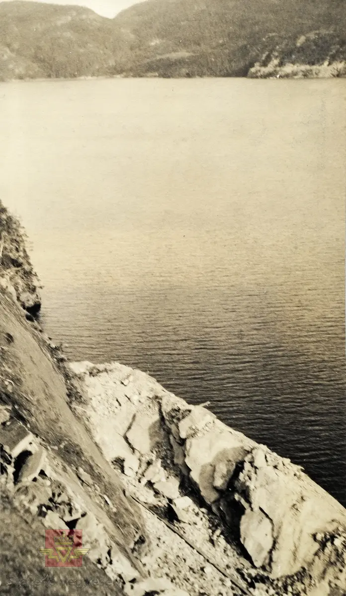 "Veianlæg". Langs Seljordsvann 1923.  "Gjeitespranget" sett fra toppen av sprengningen ned mot veibanen.