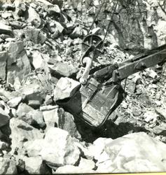 Vannkraftutbygging, grabben på gravemaskin inne i steinbrudd
