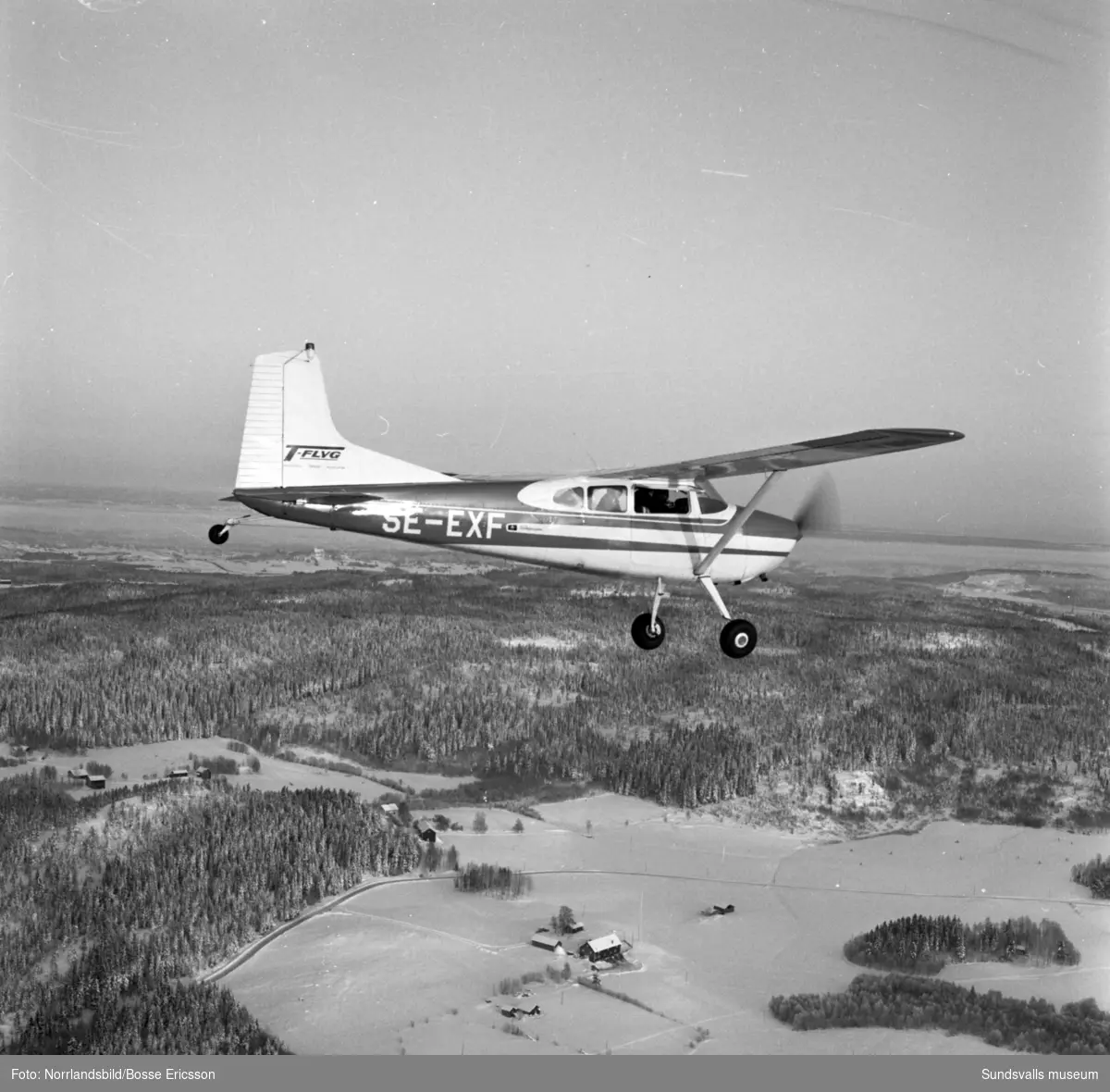 T-flyg med Hasse Thelin flyger med en ny Cessna över Sundsvall.