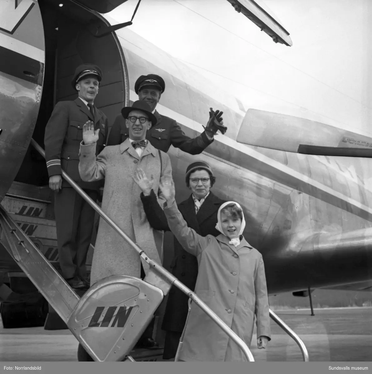 Bildserie som dokumenterar ett sällskap som gör en flygresa från Midlanda till Östersund.
