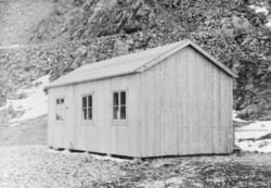 Bårdstue bygget i Kjøllefjord etter egen tegning. Mai 1946.