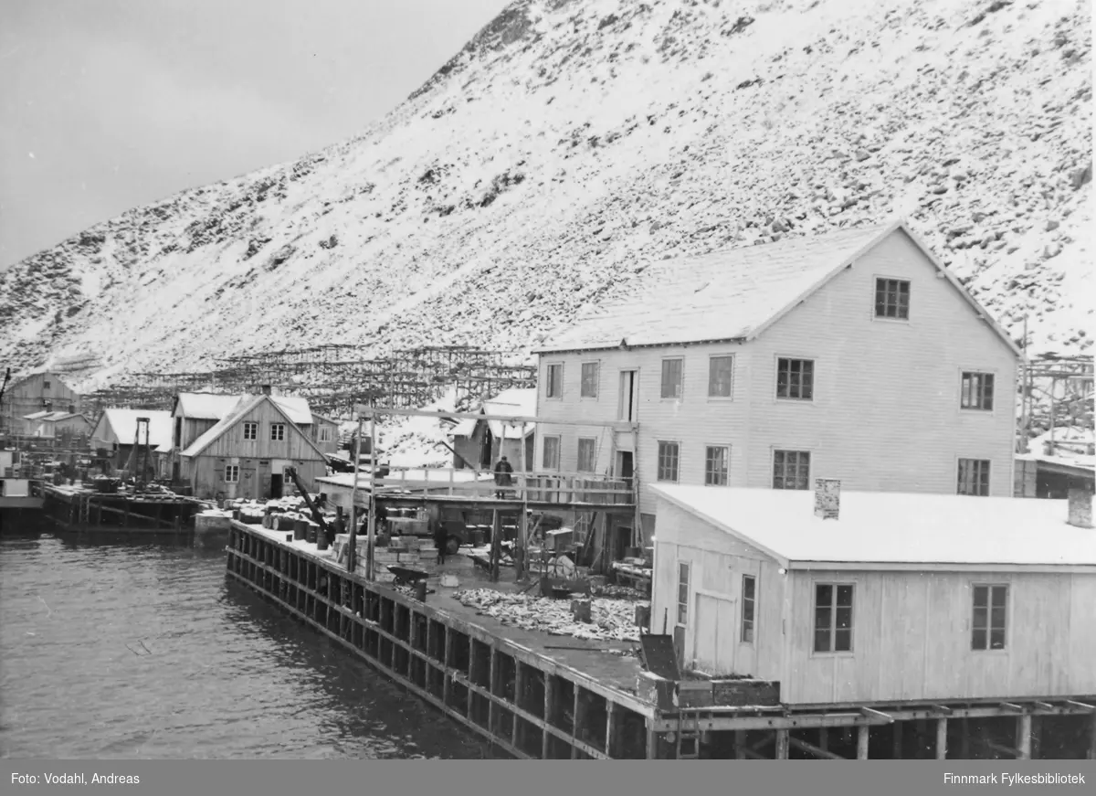 Kaia i Kjøllefjord med permanent bebyggelse, november 1947. - Finnmark ...