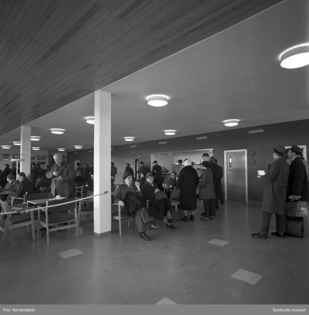 Pressvisning av den nya stationsbyggnaden vid Midlanda flygplats. Interiör- och exteriörbilder.