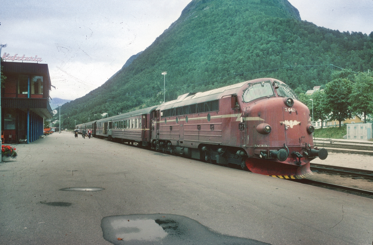 NSB persontog 354 til Dombås står klar til avgang på Åndalsnes stasjon. NSB dieselelektrisk lokomotiv Di 3b 642.