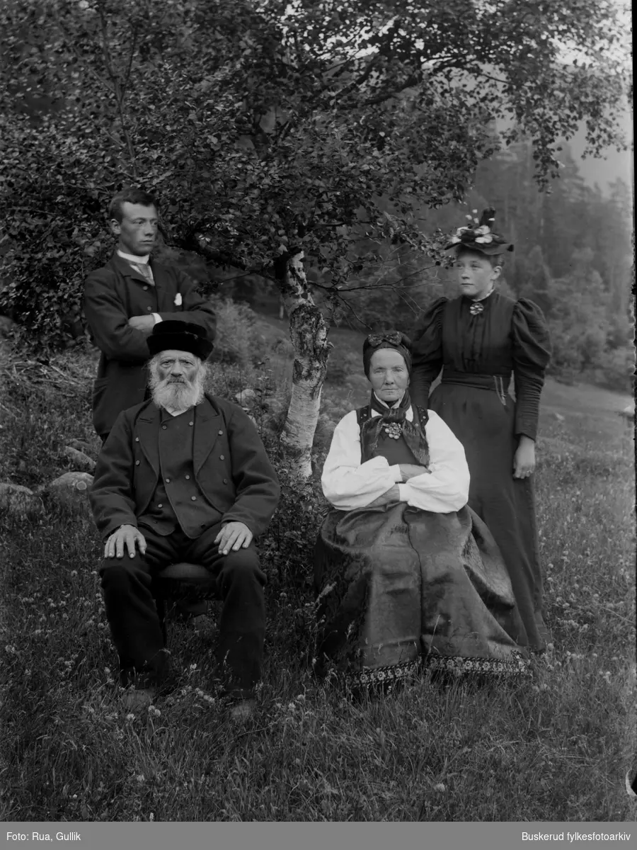Nils Hansson Gvåle (1827-1908) gift med Anne Nilsd. Tveito (1831-1920).
Bak: Barna John N. (1875-1961) og Ågot Nilsd. (1879-1944) Jørisdal Hovin 1896
Nils Jørisdal med sin familie, Hovin
1896