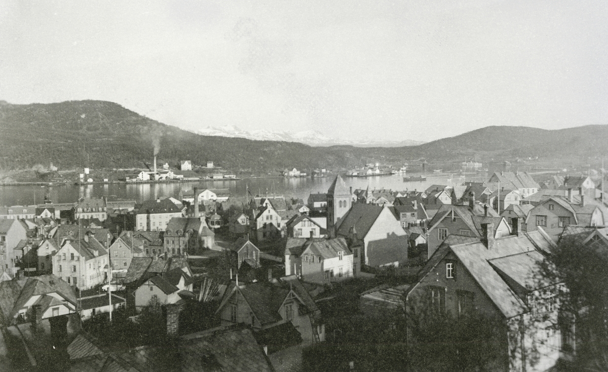Parti av Harstad, med Gangsås i bakgrunnen, fotografert i mellomkrigstida en gang.