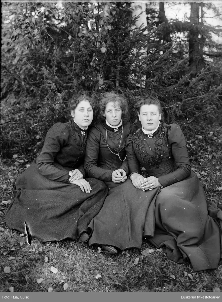 Fra venstre: Ragna Klundelia , Helga Gunhilda Løka (1885....) og Johanne Gustava Løka (1882....)