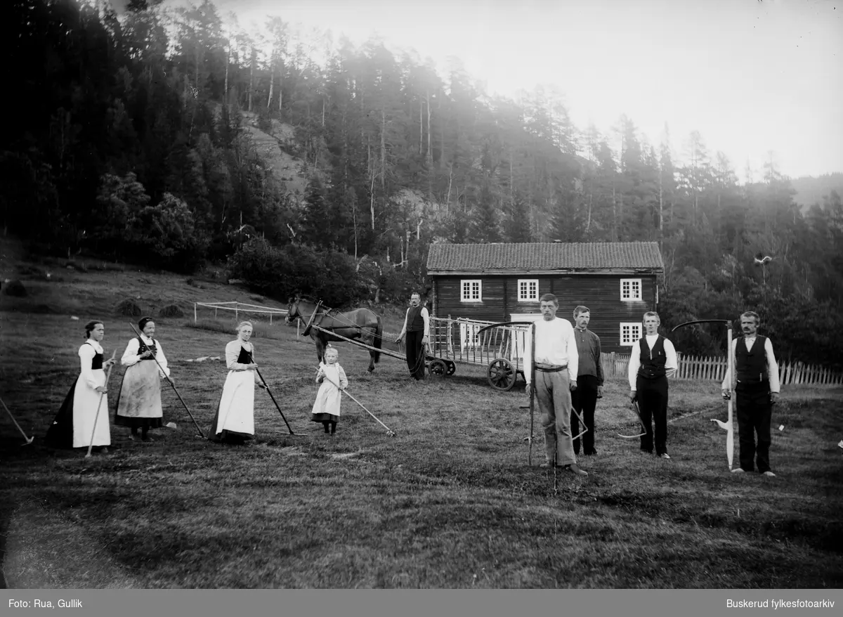 Jørisdal gård Hovin Telemark.
Gammel lensmannsgård og tingsted.
Det er en gammel tingstue på gården.
Foto 1896