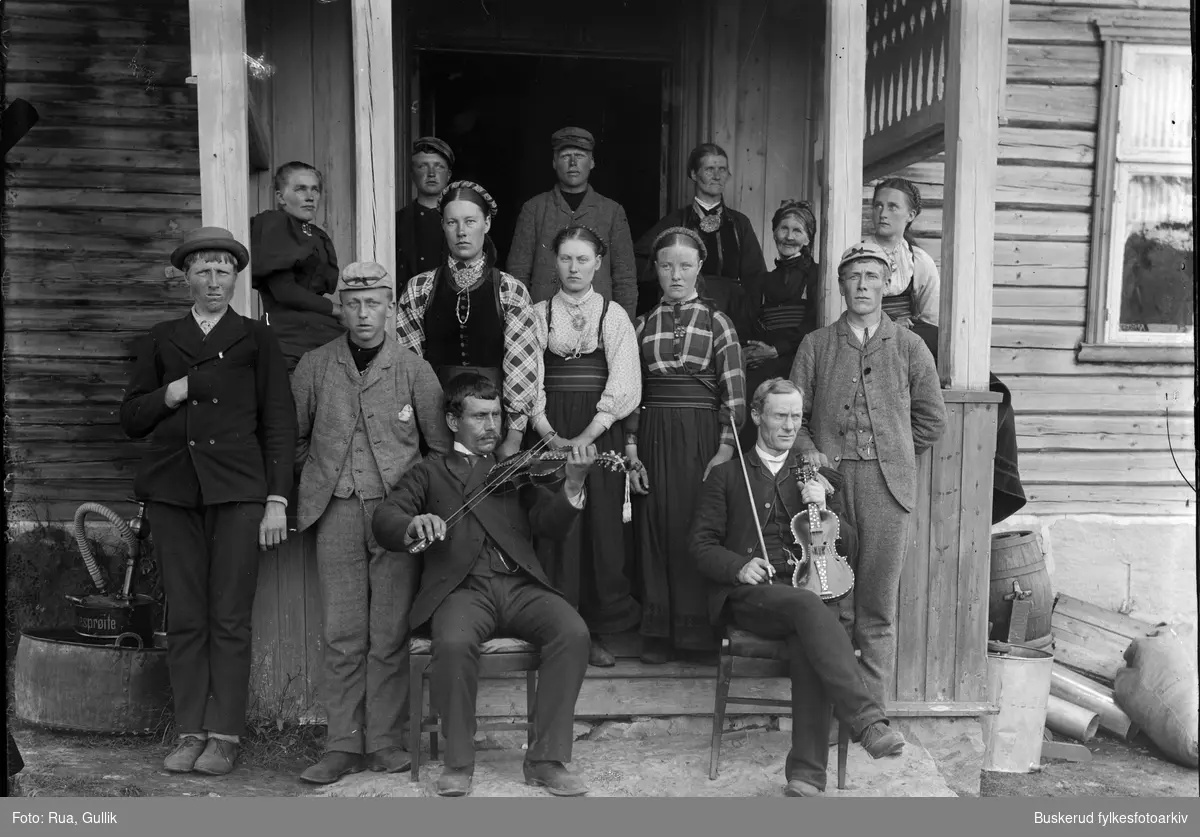 Stor gruppe
De med fele er fra venstre: Hans Hysinglie (1865....) fra Hovin og Svein Løndal (1864-1949) fra Tuddal Foto 1897