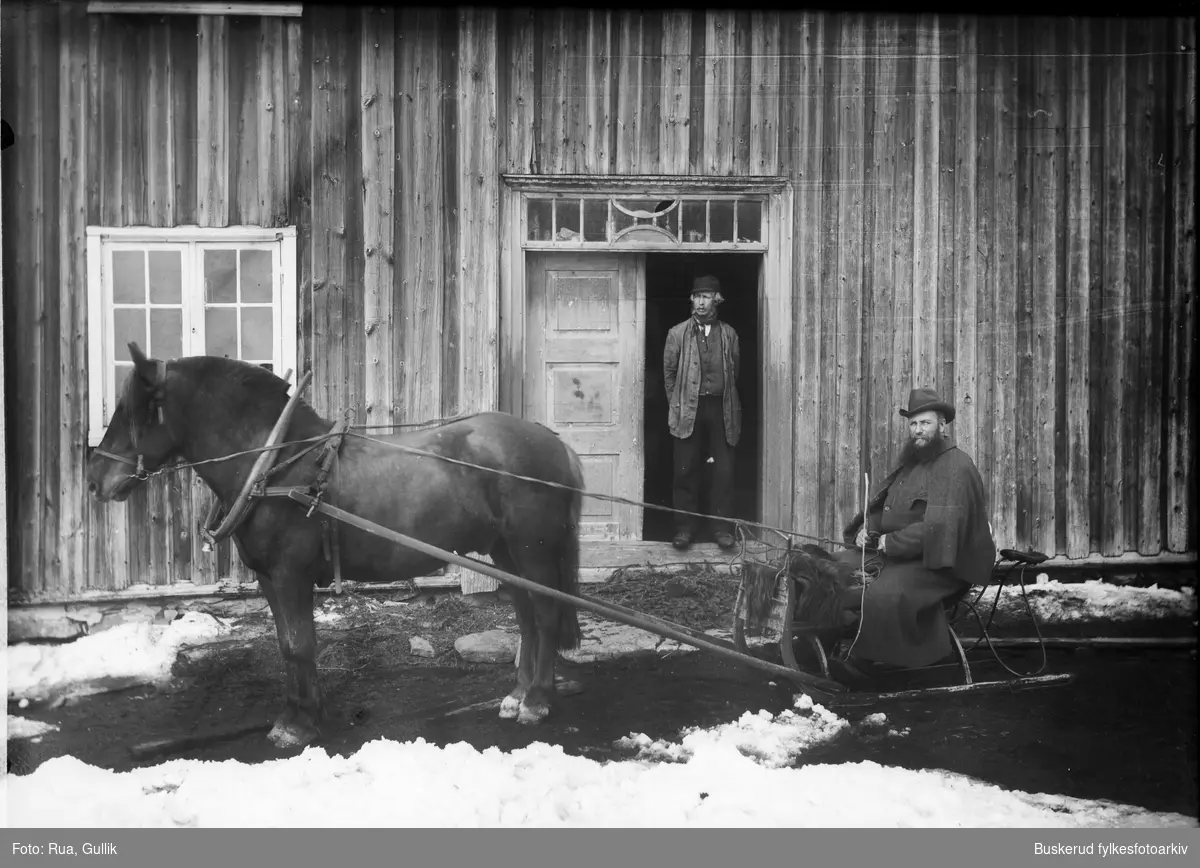 trelasthandler A. Madsen fra Kongsberg
I døra Gullik Hellekson Rua
Foto tatt på Rua i Jondalen
1898