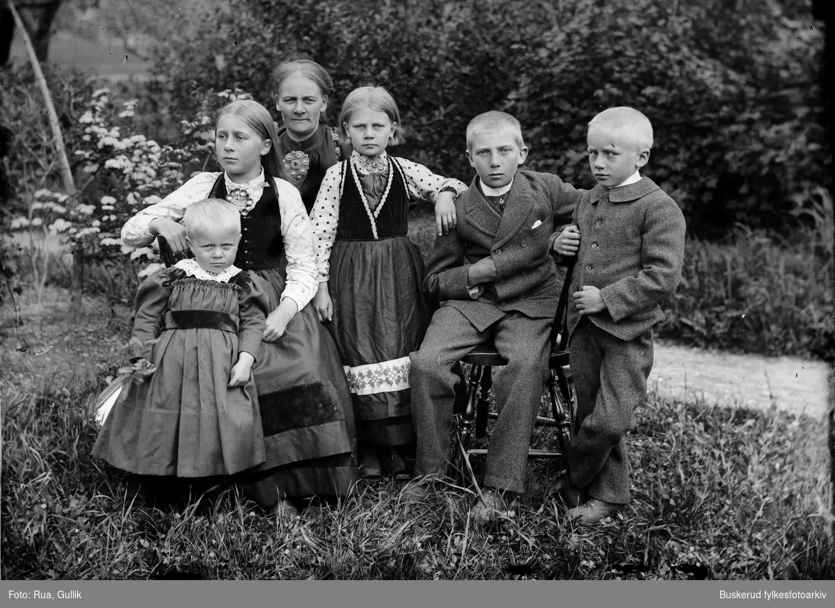 Familien til Ole T Mosebø Sauland.
Kona Aslaug  Torkelsd. Omnes/Hytta (1853-1940) Barn
:Torkild Mosebø (1883-1978 ),
 Aslaug Mosebø (1885-1965) ,
 Ingebjørg Mosebø (1889-1980) ,
 Gunleik Mosebø(1890-1951) ,
 Kari Mosebø(1893-1916)
 Sauland Telemark 1897


1897