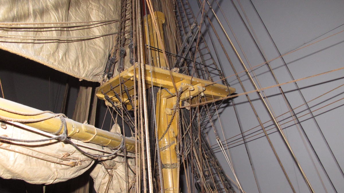 Undervisningsmodell av fregatten Josephine, fullriggad med segel, flagga och vimpel. Utan undervattenskropp.
Galjon förgylld sköld med hertigs krona. I skölden en stjärna och 1/10 1836. Svartmålad med vitt bälte. Undermaster och rår samt bogspröt är gulmålade. 12 metallkanoner, nr 8,9,10 saknas.
Modellen är tillverkad 1836 i Karlskrona som undervisningsmodell för matros-, kanonier- och artilleribåtsmanskorps vid exercisskolan. 1907 överfördes den till Modellsamlingarna i Stockholm. Undergick reparation och översyn 1909.
Tillhörande båtar:
Barkass, 16huggare, modell i ett stycke med inredning i skrov, vitmålad med brun reling. Längd överallt 810 mm.
Låringsbåtar, 2 st tiohuggare, bordlagda på spant, kravell, med inredning, roder med rorkult. 10 st åror, 2 st båtshakar. Längd 610 mm.