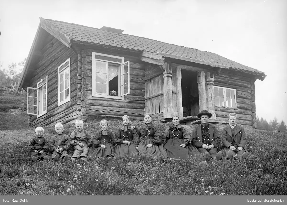 Henrik Larson Grube Fragått med kone Maret Gulleksdatter Bjøråsen og 7 av 9 barn.
Flesberg 1899