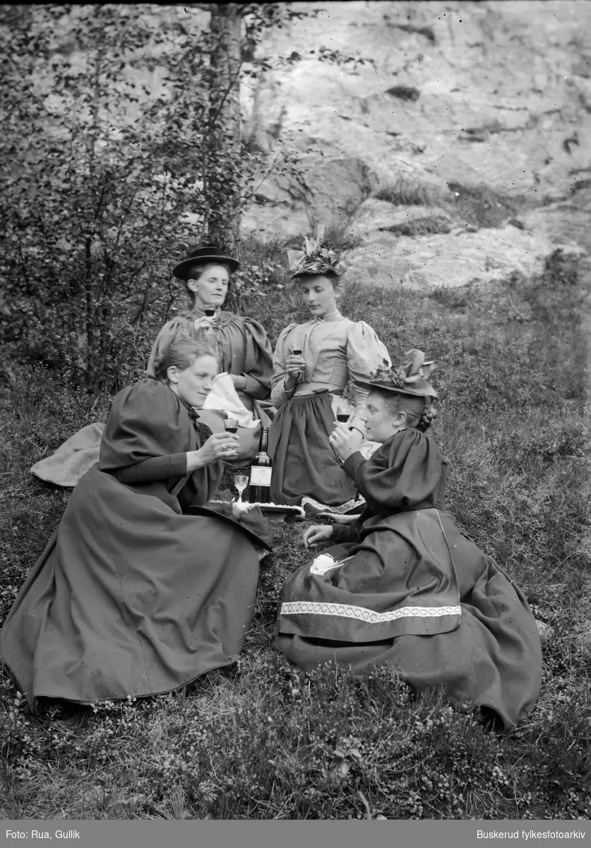 Fru Cristensen, Gunhild, Kristin og Adda
 Tinnoset Telemark 1898
Familien Christensen, Inga ..., Kristin, Adda
Gruppebilde av fire unge kvinner