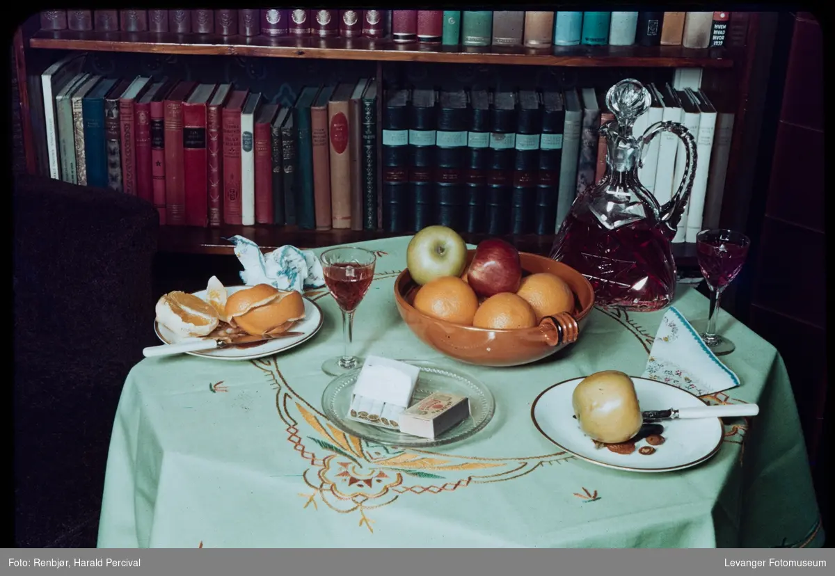 Interiør, bord med frukt og vin.