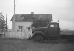 Storm Mikkolas Ford lastebil (årsmodell 1938-39) parkert ute