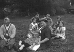 Kaffe ute på Mikkelsnes, ved den gamle badstua som skimtes i