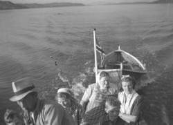 I båt på Neidenfjorden, ca. 1950. Fra venstre: Hode til ukje