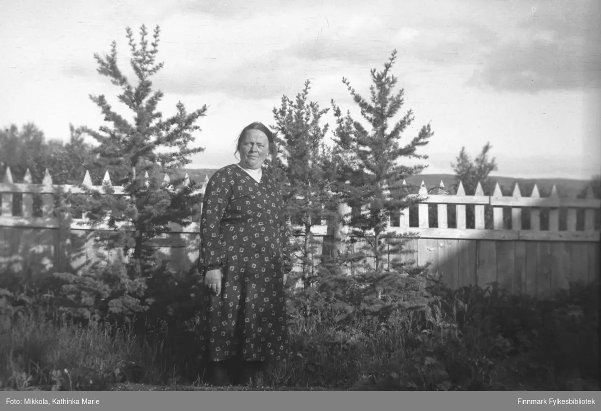 Ida Mathisen i hagen på Mikkelsnes