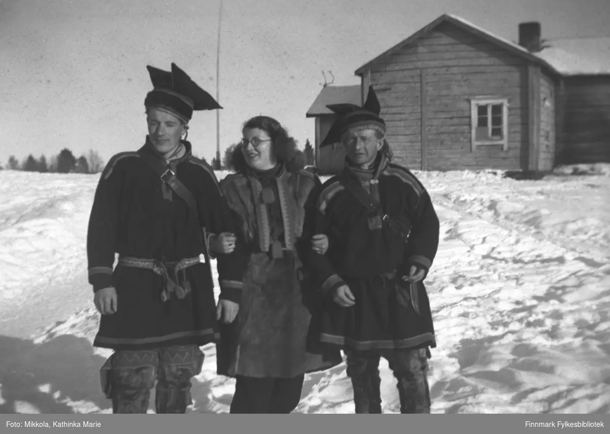 Pakanajoki, ca. 1946-1947. Fra venstre: Andreas og Ingrid Mikkola, Jakob Hallonen
