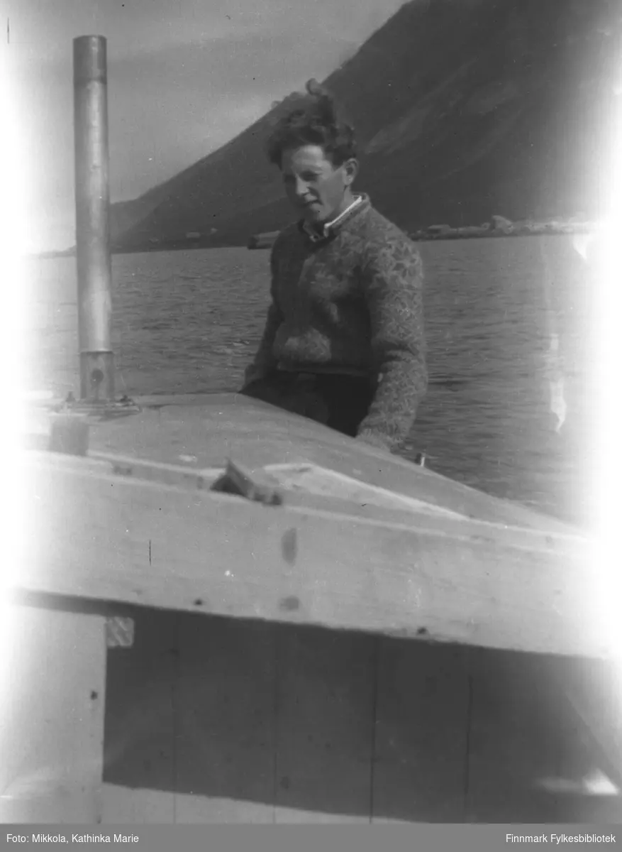 Ukjent gutt fotografert ombord i en båt. Bildet er tatt i Skjelfjord i Lofoten