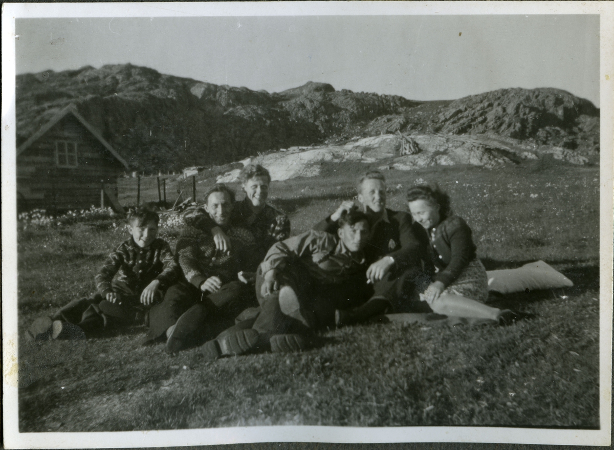 Gruppeportrett fra Friarfjord. Fra venstre: Marthis Sommervik, John Sommervik, Torleif Gjeråker, Jacob Reeberg og Marie Reeberg (f. Sommervik). Ukjent mann liggende foran. Sansynligvis fotografert på 1950-tallet.