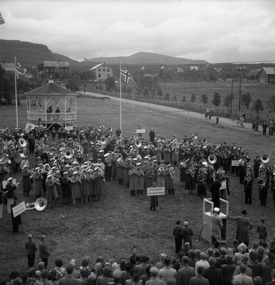 Nordnorsk musikkstevne på Sortland, juni 1952. I øvre del av bildet går Skolegata opp til Middelskolen.
