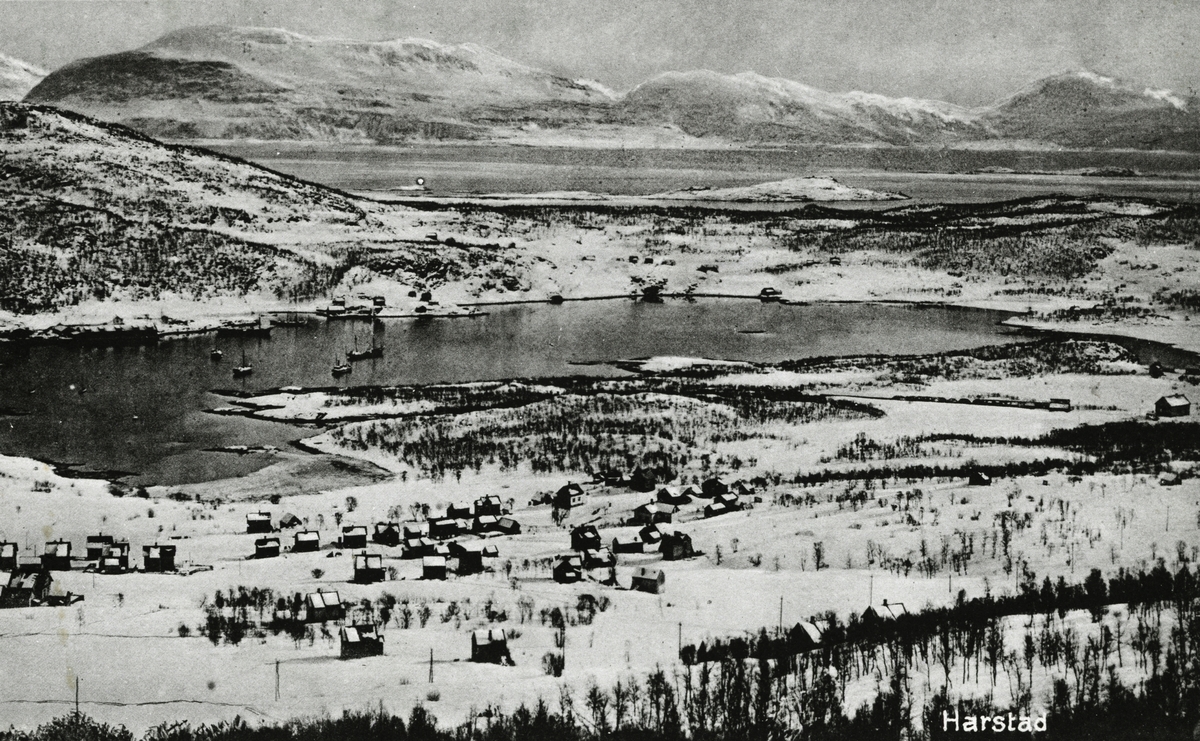 Postkort med vintermotiv. Til høyre ser man reperbanen på Seljestad.