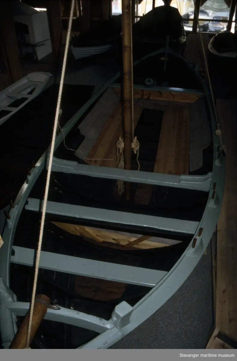 Notbåt - båten i perspektiv ovenfra, sett fra baugen på skrå akterover