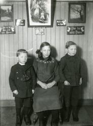 Trygve? sammen med to ukjente barn