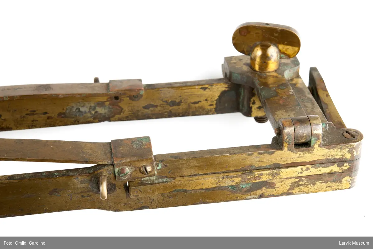 Form: Sylinder
Vannprøveinstrument, såkalt "Nansenflaske" i treetui.