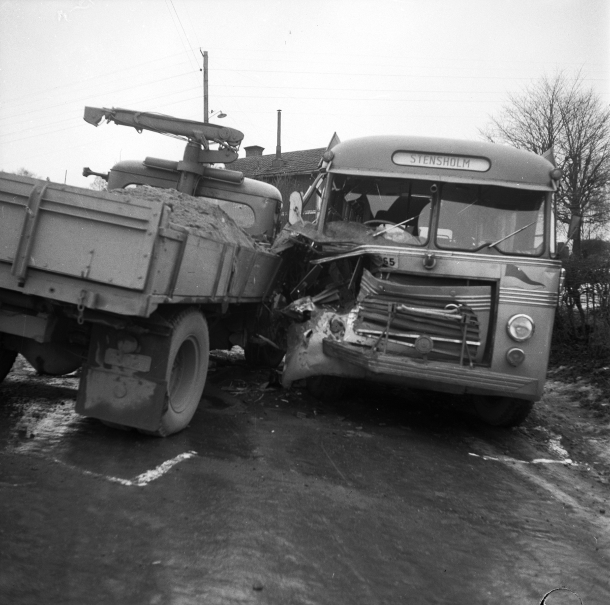 Krock mellan lastbil och buss på Petersberg i Huskvarna på 1960-talet.