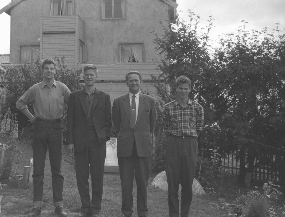 Far og sønner i hagen i Nyborgveien. De er fra venstre: Rolf Hauge, Tor Hauge, Leif Hauge og Øystein Hauge.
