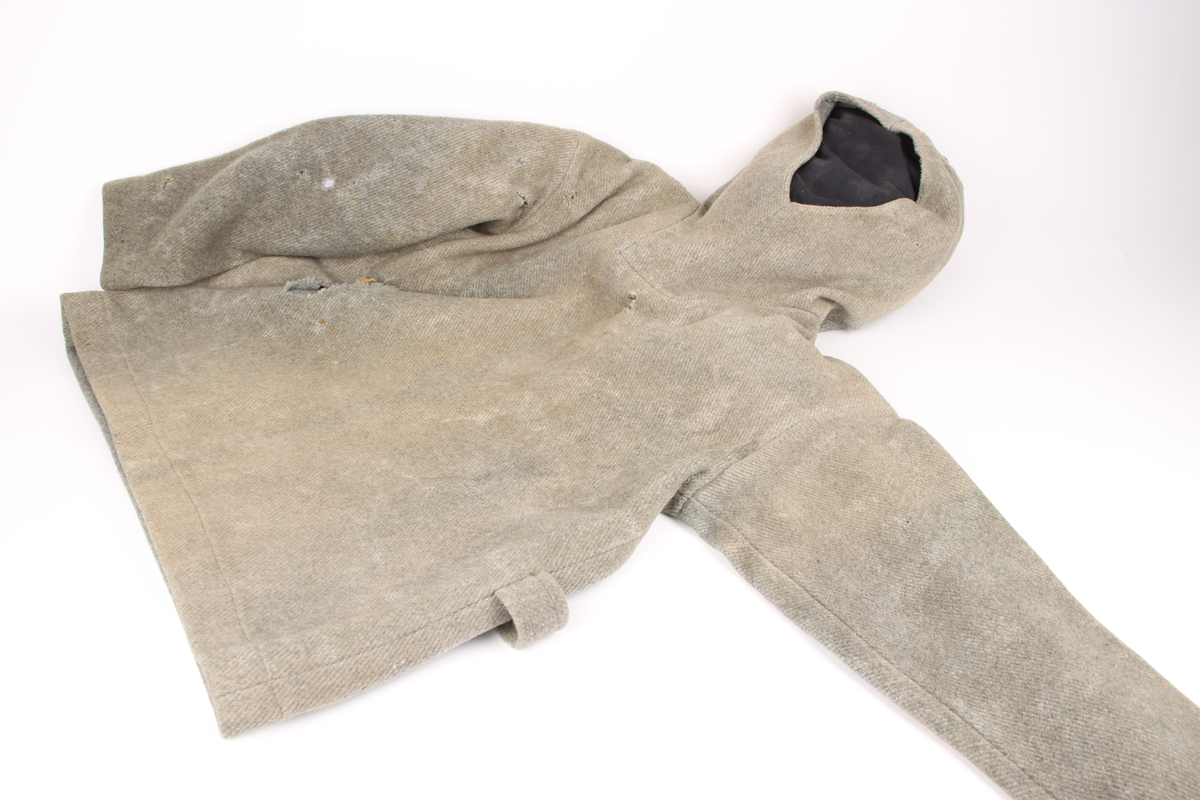 En jakke i grå vadmel brukt av Hjalmar Johansen.