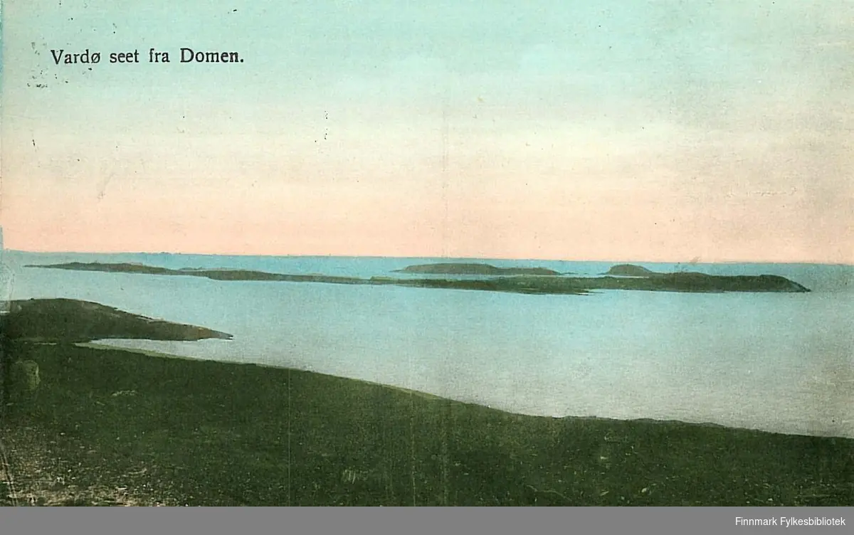 Postkort med motiv av Vardø og Vardøya. Kortet er en julehilsen til Arthur og Kirsten Buck på Hasvik, sendt fra Vardø i desember 1911.